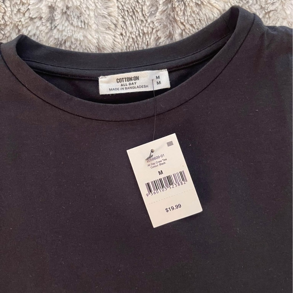 BRAND NEW✨ fitted tee